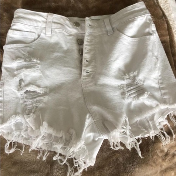 These Three Boutique White Shorts - Picture 2 of 4